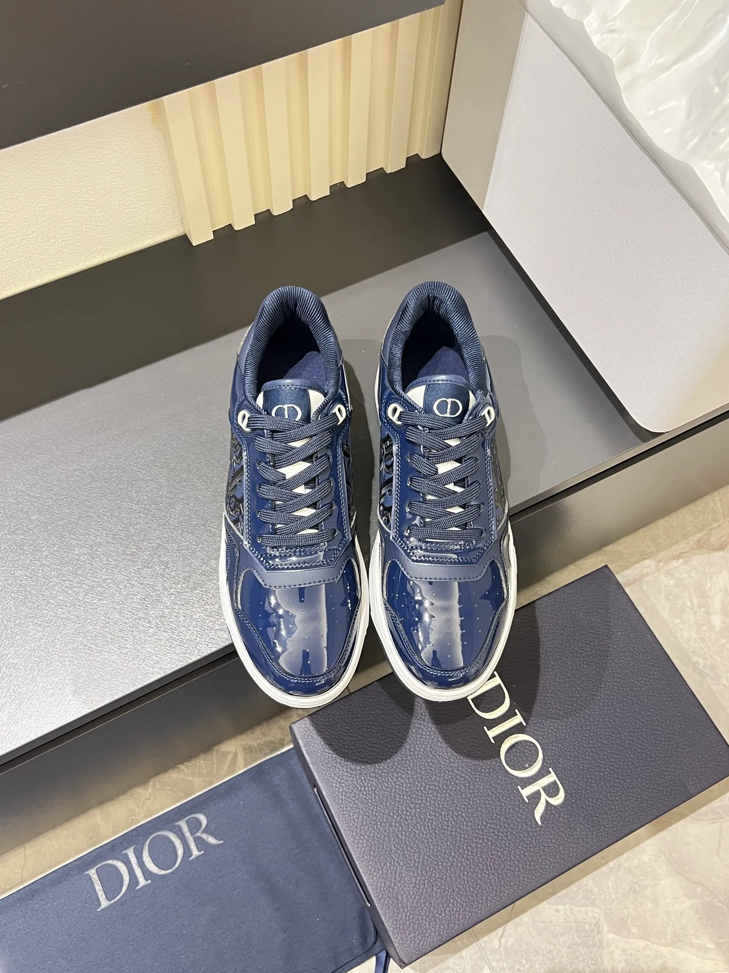 Men's shoes 💰p400 "Dio*" mid-top B27 casual sneakers. This B27 high-top sneaker is a new product in the series and continues Di*r's classic style. Crafted from gray and white smooth calf leather with beige and black Oblique print panels on the sides. The "CD Icon" shaped shoelace eyelets are clever and delicate, and the two-color rubber sole, rear collar and heel are all equipped with the brand's iconic details to enhance the style. Oblique printed straps at the ankle allow for an adjustable fit to complement the overall design. Fashionable and versatile, it can complement any look. Create an exquisite design with unique dynamic vitality and modern atmosphere, presented in low-top and high-top styles. This new must-have shoe adds a new dimension to Dior's archive heritage, embodying modern elegance. Purchase the original version and make it 1:1. If you need top quality, please come to me! Male 38-44!